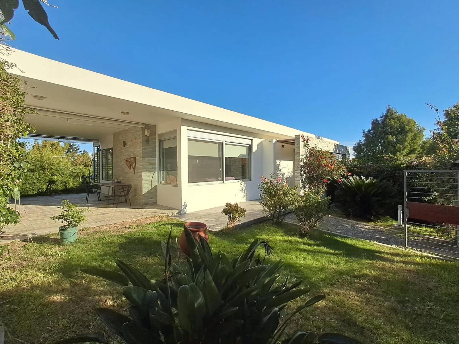 Venta Casa 3 Dormitorios con Piscina en Zona Bahía, Colonia del Sacramento