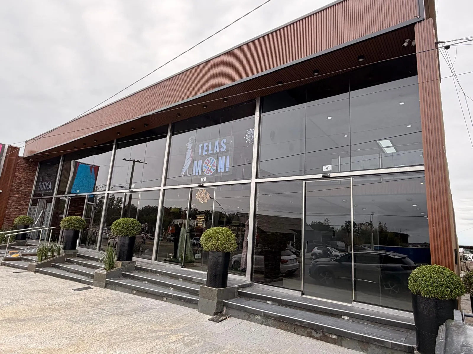 Alquiler Locales Comerciales sobre Avda. Aparicio Saravia, Colonia del Sacramento