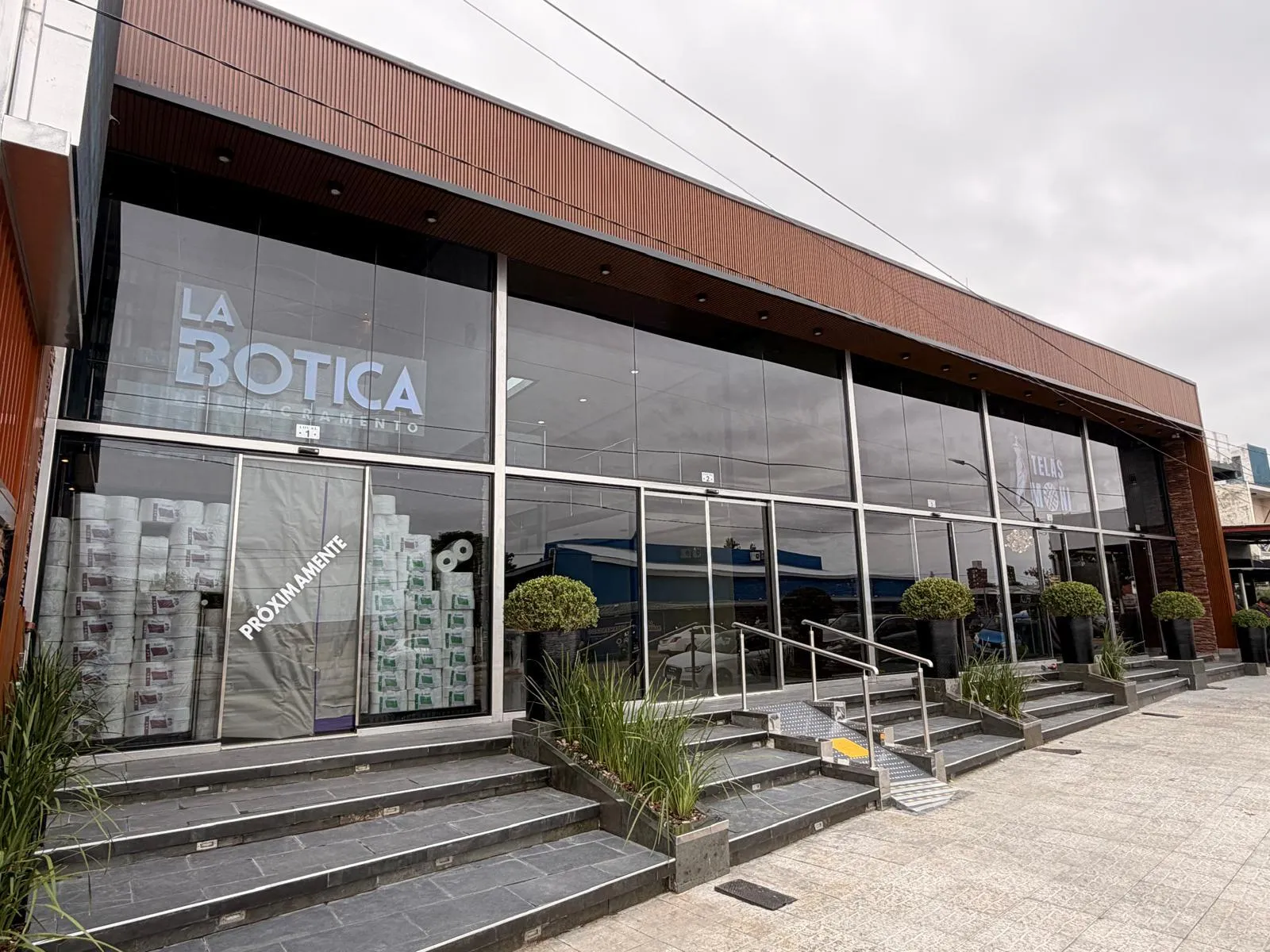 Alquiler Locales Comerciales sobre Avda. Aparicio Saravia, Colonia del Sacramento